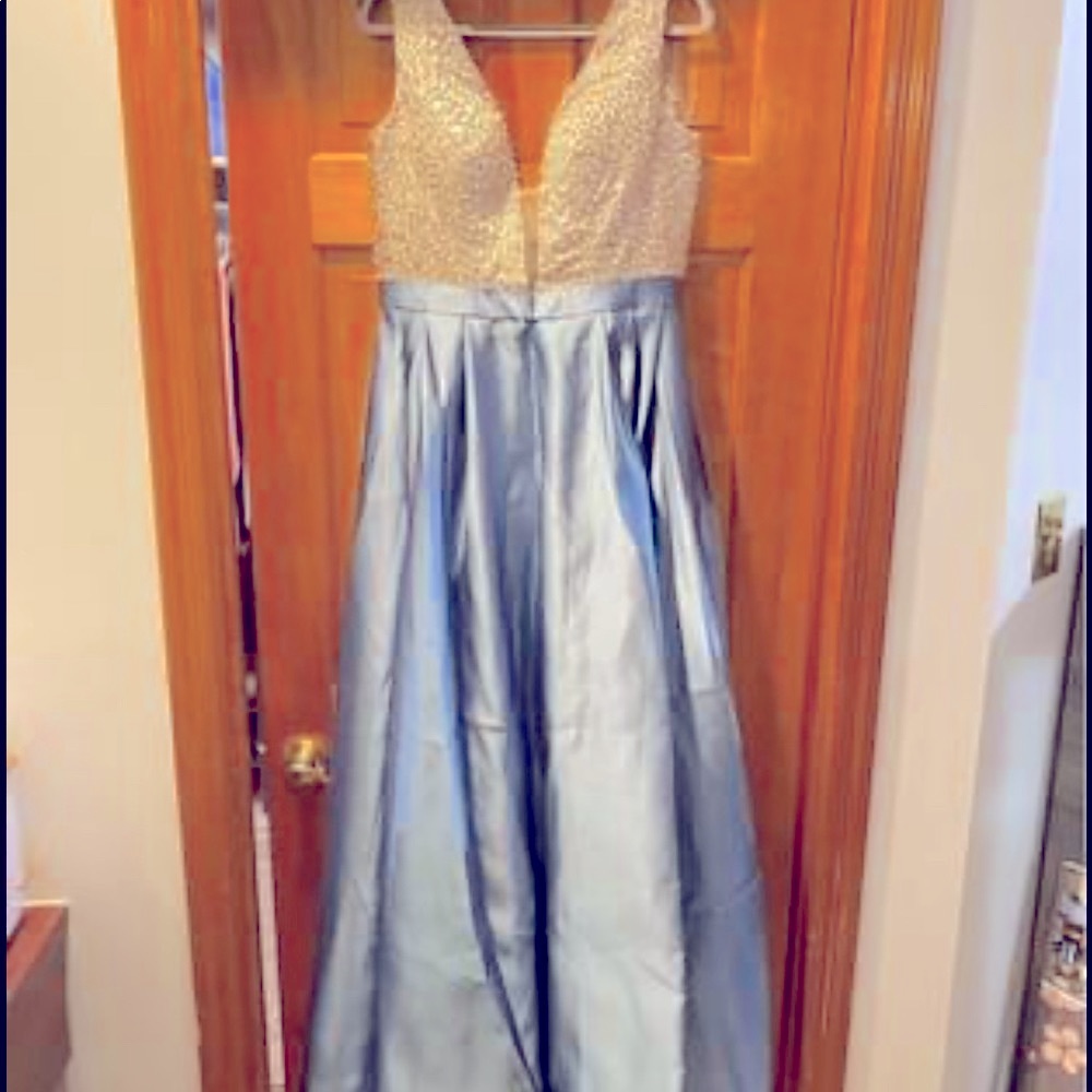 Evening gown never worn size 10 but fits an 8